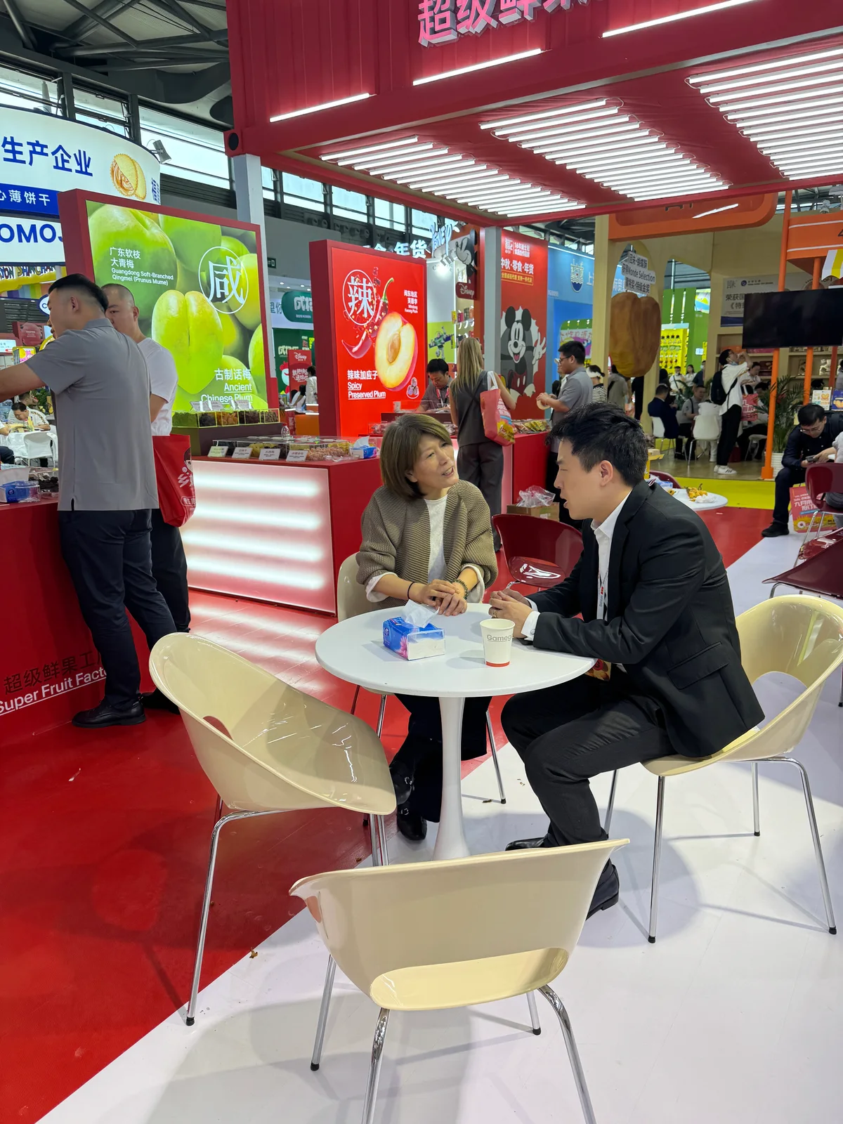 A conversation at a fruit exhibition table