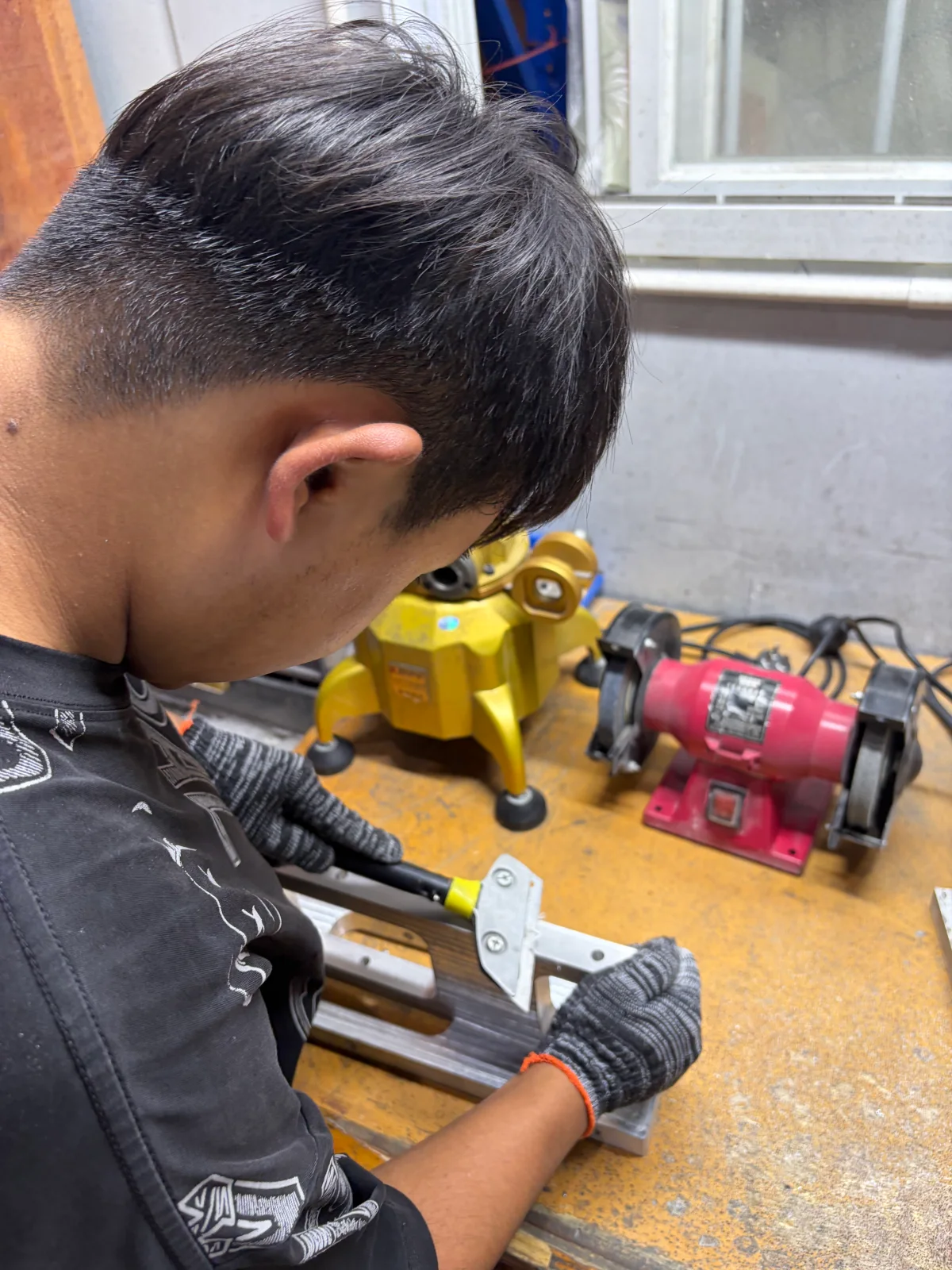 Manual tooling finishing at a workbench