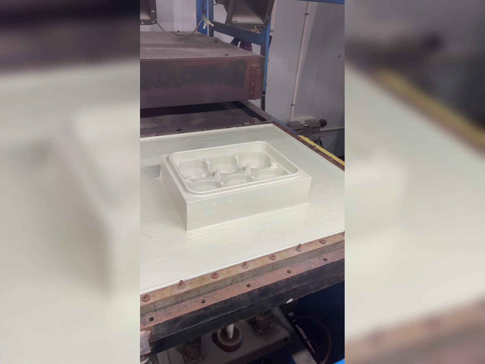 Tray shape at the forming station