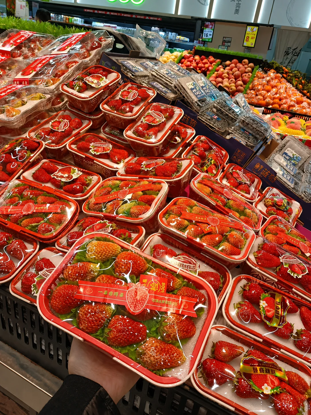 Premium trays, rigid lids, sleeves, and gift cartons can improve presentation. They still require checks for clearance, closure, stability, cooling, and handling before approval.