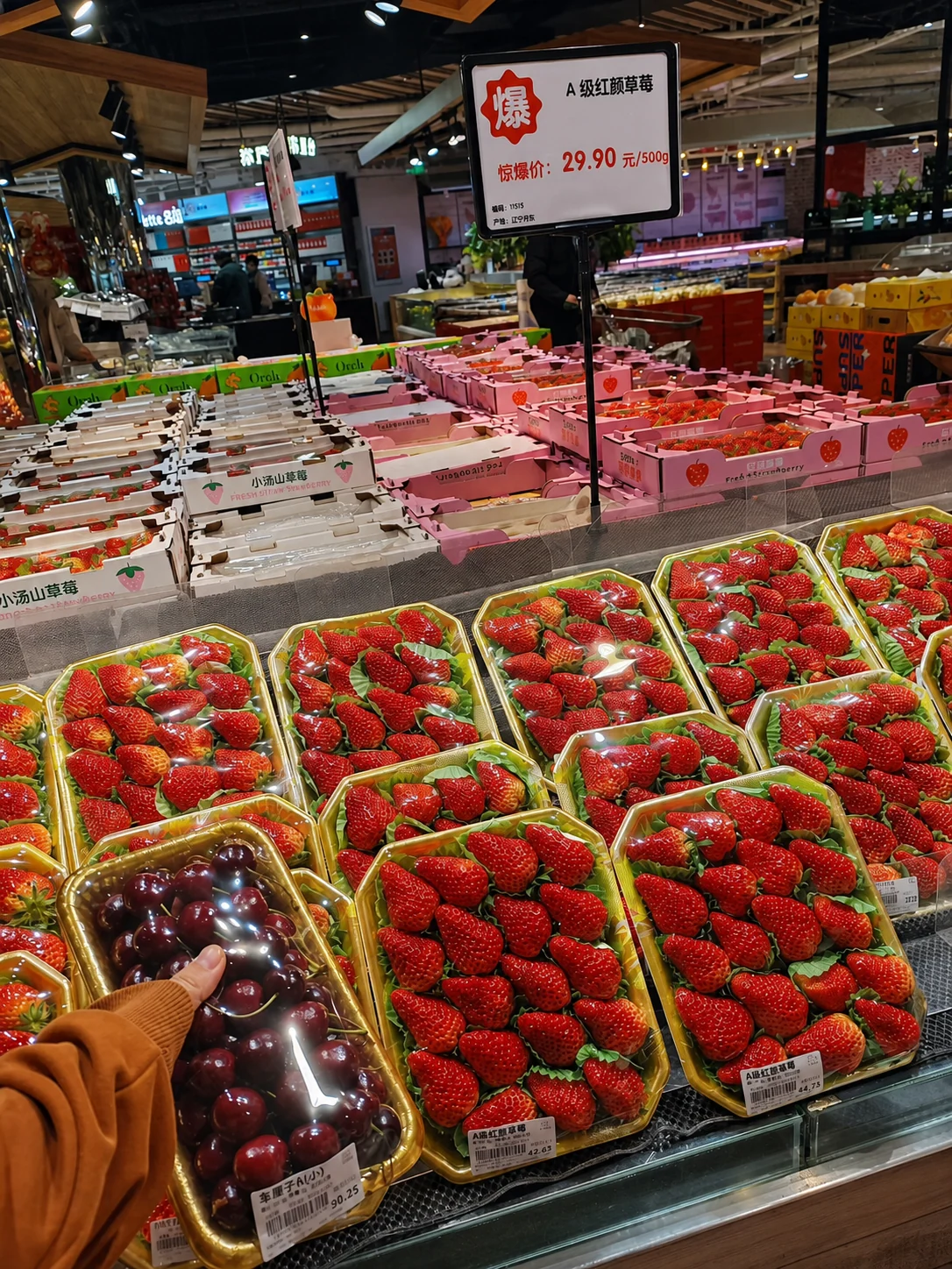Premium trays, rigid lids, sleeves, and gift cartons can improve presentation. They still require checks for clearance, closure, stability, cooling, and handling before approval.