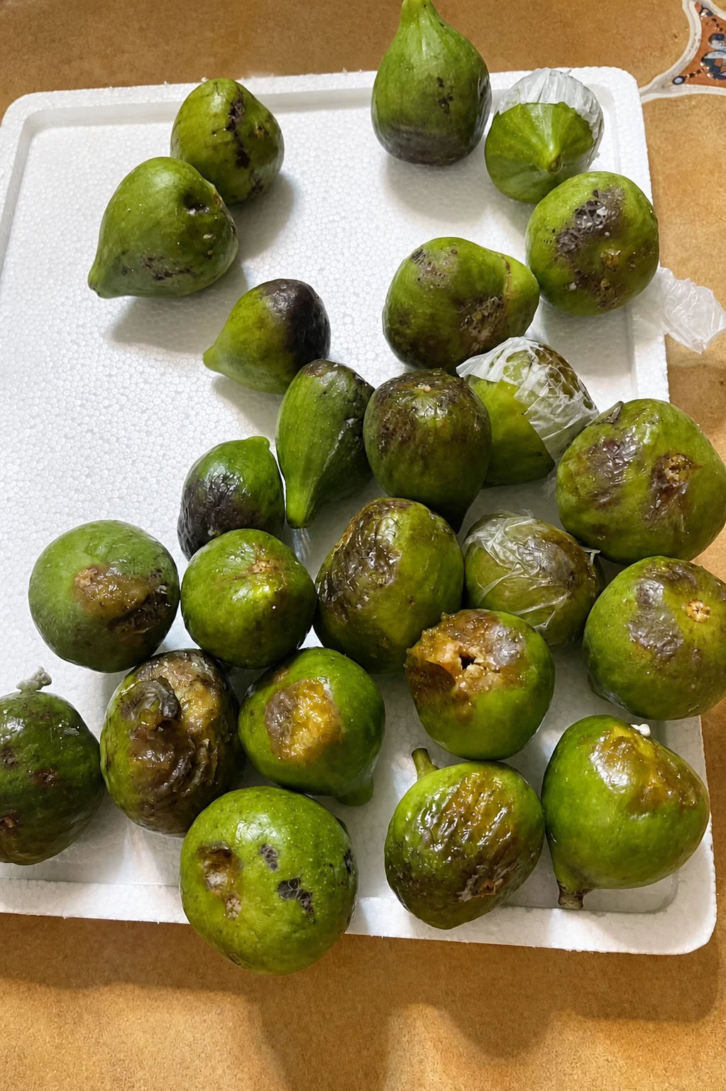 Damaged figs can release liquid.